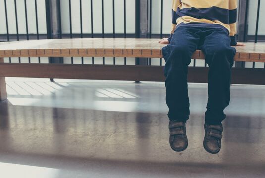 Enfant sur un banc