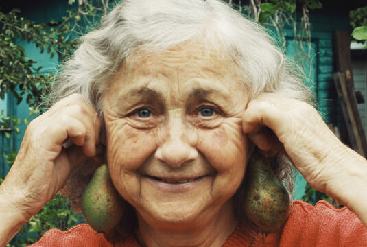 Grand-mère et boucles d'oreilles